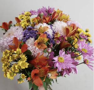 Esta encantadora tienda de ramos de flores decora eventos ,Iglesias ,novias, casas y mucho más.